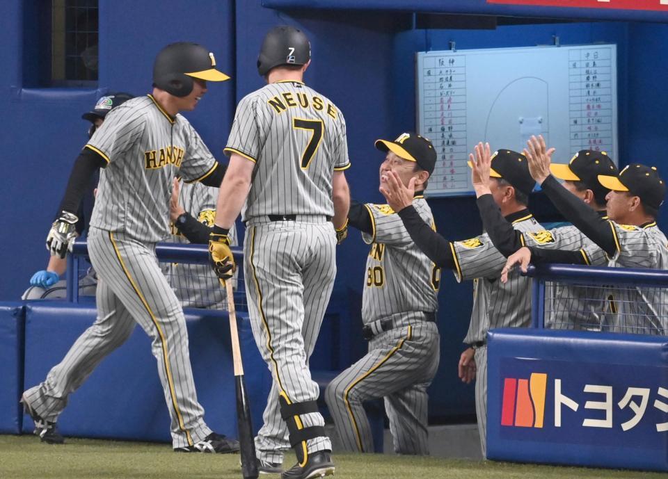 　６回、村上を笑顔で迎える岡田監督（中央）ら（撮影・飯室逸平）