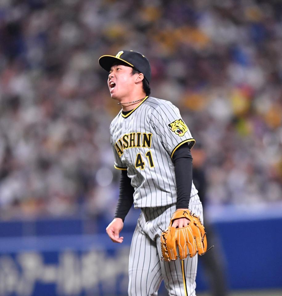 　２回、細川を見逃し三振に斬り、ほえる村上（撮影・中田匡峻）