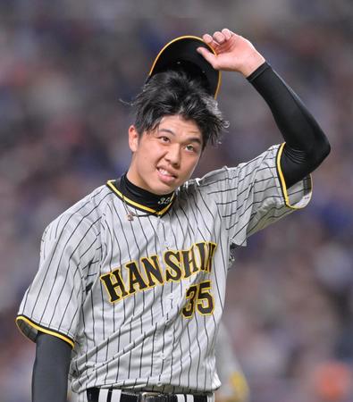 ５回に逆転を許し悔しがりながらベンチへ引き揚げる才木（撮影・立川洋一郎）