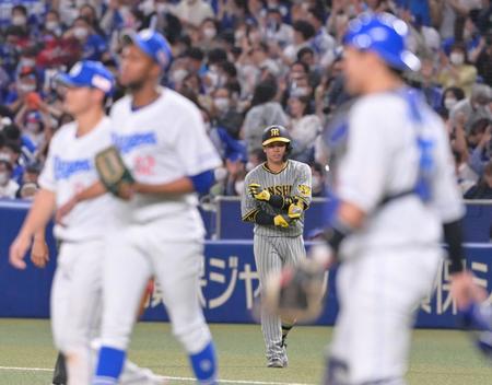 ９回、併殺打で試合終了。最後の打者となり力なく引き揚げる梅野（中央奥）＝撮影・立川洋一郎