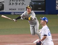 １回、先制の１号ソロを放つ近本（撮影・飯室逸平）