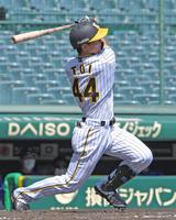 ４回、勝ち越しとなるソロを放つ戸井（撮影・北村雅宏）