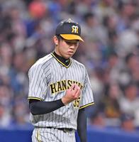 ５回、才木は指を気にする（撮影・中田匡峻）