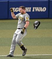 ８回、遊ゴロに倒れるノイジー（撮影・飯室逸平）