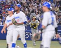 ９回、併殺打で試合終了。最後の打者となり力なく引き揚げる梅野（中央奥）＝撮影・立川洋一郎