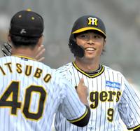 ８回、勝ち越し３ランを放ち、笑顔を見せる高山（撮影・北村雅宏）