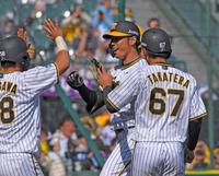 　８回、勝ち越しとなる３ランを放ち、笑顔を見せる高山（中央）＝撮影・北村雅宏