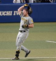 ８回、遊ゴロに倒れるノイジー（撮影・飯室逸平）