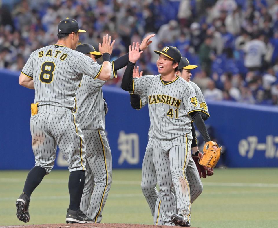 　完封でプロ初勝利を挙げて、ナインからの祝福に笑顔を見せる村上（４１）＝撮影・立川洋一郎