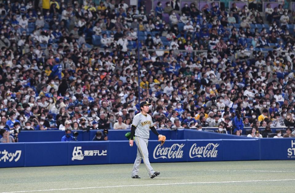 　ファンの声援を背に、９回のマウンドへゆっくりと向かう村上（撮影・中田匡峻）