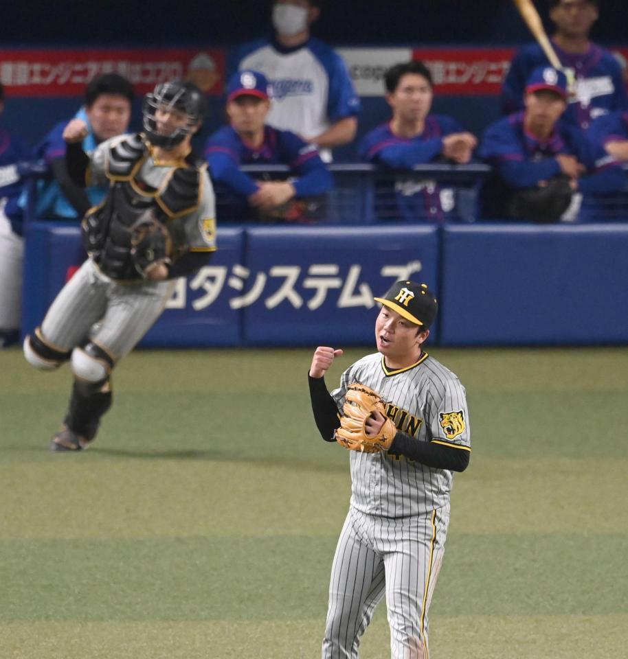 　完封でプロ初勝利を飾りガッツポーズする村上（撮影・飯室逸平）