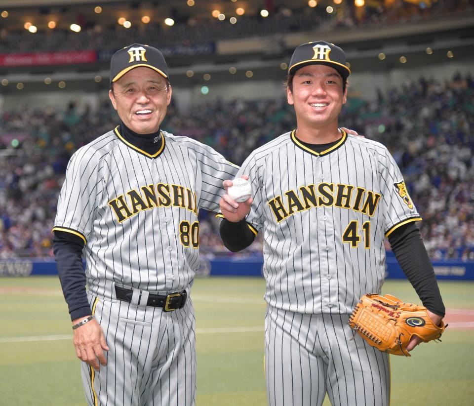 　プロ初勝利を完封で飾り、岡田監督（左）からの祝福を受け笑顔を見せる村上（撮影・立川洋一郎）