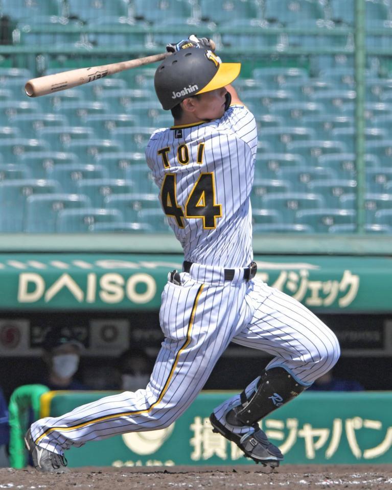 ４回、勝ち越しとなるソロを放つ戸井（撮影・北村雅宏）