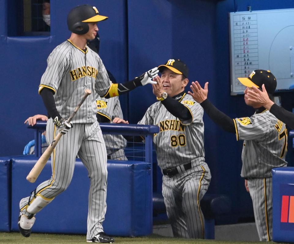 　１回、先制ソロを放った近本を迎える岡田監督（中央）＝撮影・飯室逸平