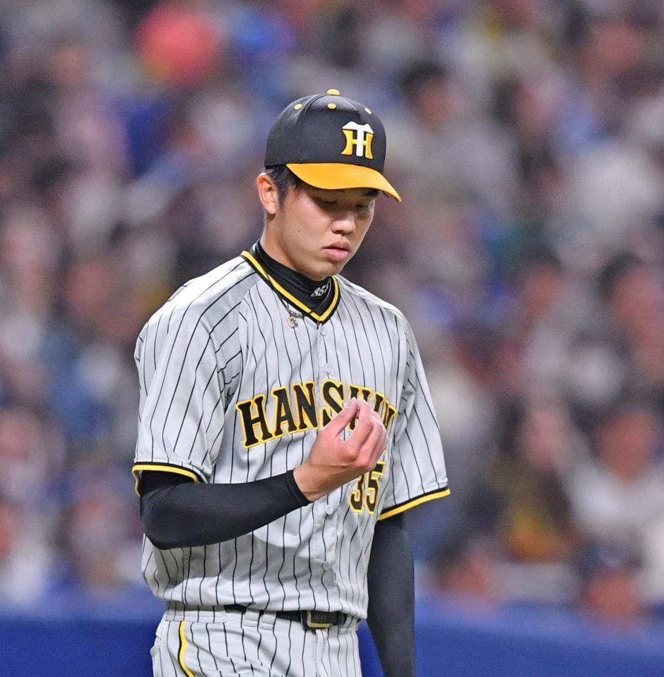 ５回、才木は指を気にする（撮影・中田匡峻）