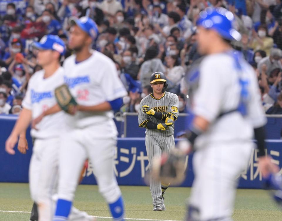 ９回、併殺打で試合終了。最後の打者となり力なく引き揚げる梅野（中央奥）＝撮影・立川洋一郎