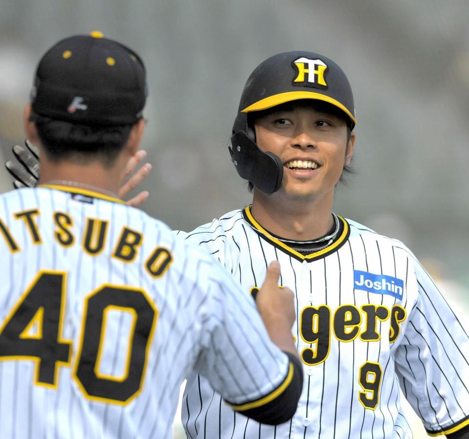 ８回、勝ち越し３ランを放ち、笑顔を見せる高山（撮影・北村雅宏）