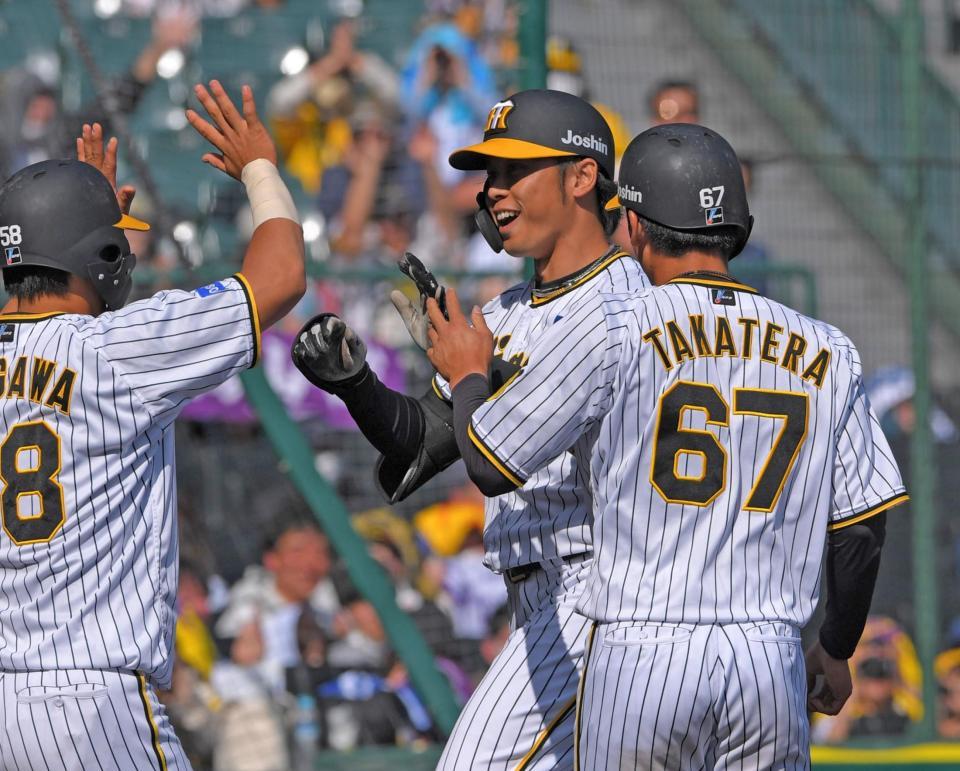 　８回、勝ち越しとなる３ランを放ち、笑顔を見せる高山（中央）＝撮影・北村雅宏