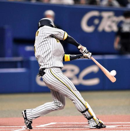 　１回、初球をとらえ先頭打者本塁打を放つ近本（撮影・中田匡峻）