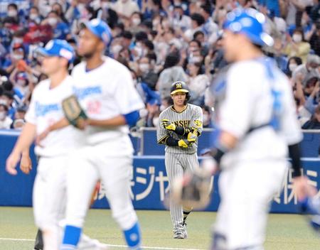 　９回、併殺打で試合終了。最後の打者となり力なく引き揚げる梅野（中央奥）＝撮影・立川洋一郎