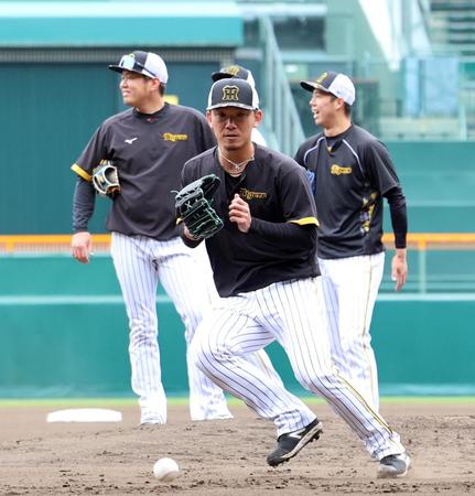 　ノックの打球を追う伊藤将（撮影・山口登）