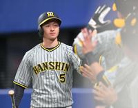 　１回、ベンチ前で祝福を受ける近本