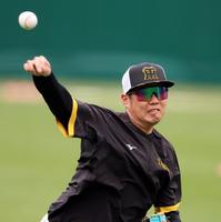 　キャッチボールする西勇（撮影・山口登）