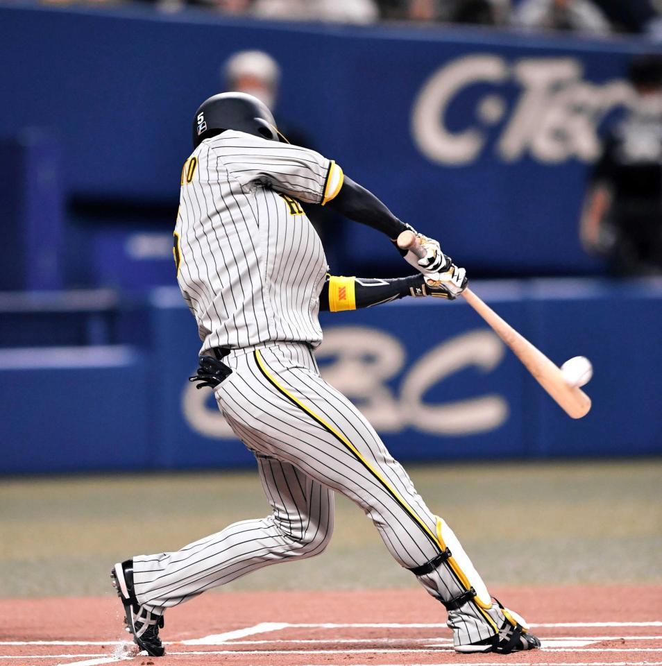 　１回、初球をとらえ先頭打者本塁打を放つ近本（撮影・中田匡峻）