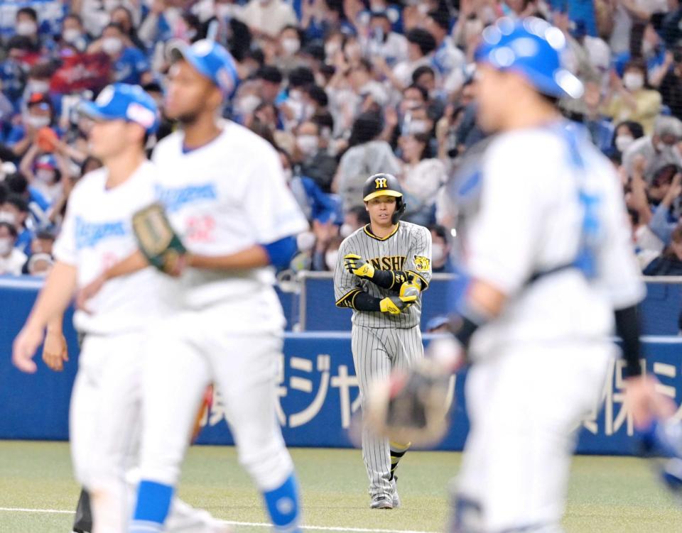 　９回、併殺打で試合終了。最後の打者となり力なく引き揚げる梅野（中央奥）＝撮影・立川洋一郎