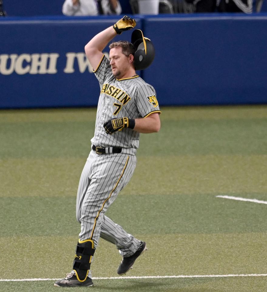 ８回、遊ゴロに倒れるノイジー（撮影・飯室逸平）