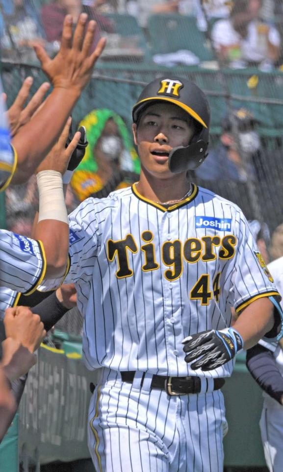 　ナインとタッチを交わす戸井（撮影・北村雅宏）