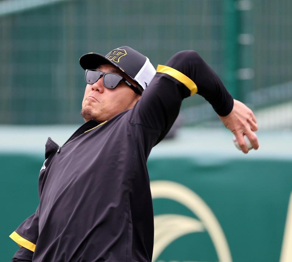 　キャッチボールする伊藤将（撮影・山口登）