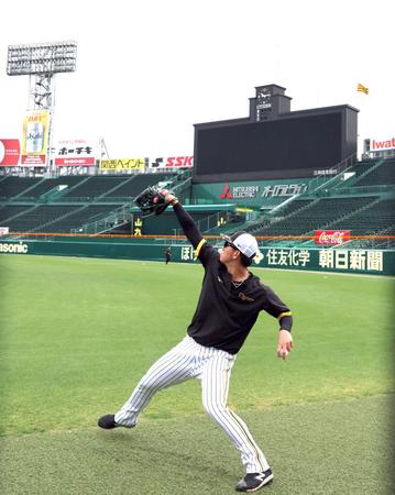 　キャッチボールする伊藤将（撮影・山口登）