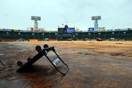 　雨予報でグラウンドにはシートが敷かれる（撮影・山口登）
