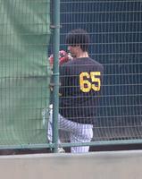 　ブルペンでネットスローする湯浅（撮影・北村雅宏）