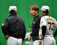 　岡田監督（左）と話す西勇（中央）。右は水口打撃コーチ（撮影・中田匡峻）