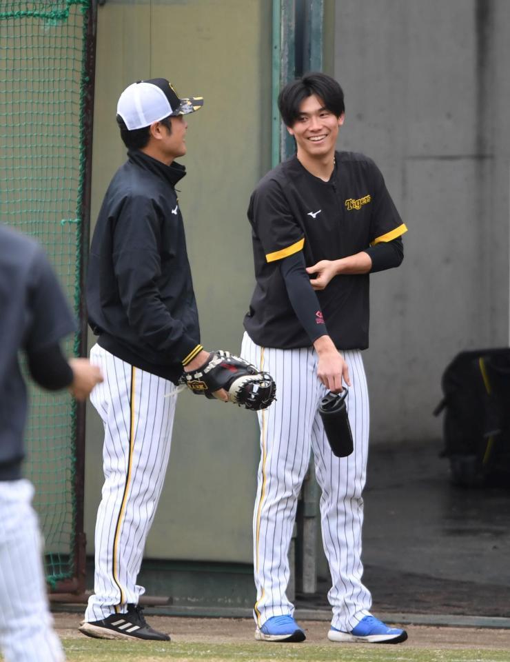 　練習中、江草コーチと話す湯浅（右）＝撮影・北村雅宏