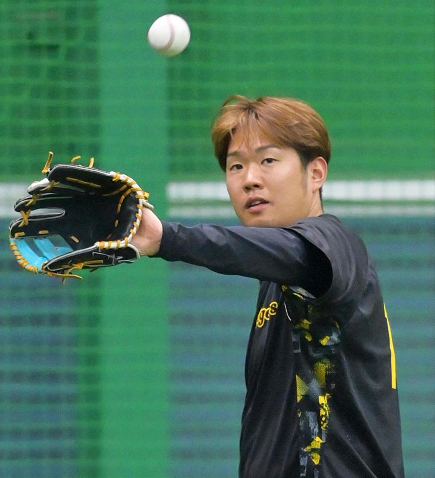 　キャッチボールをして調整する西勇（撮影・立川洋一郎）