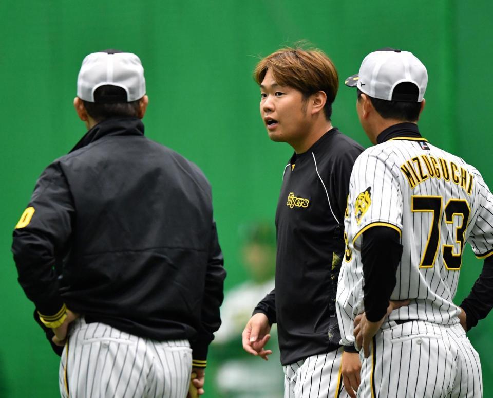 　岡田監督（左）と話す西勇（中央）。右は水口打撃コーチ（撮影・中田匡峻）