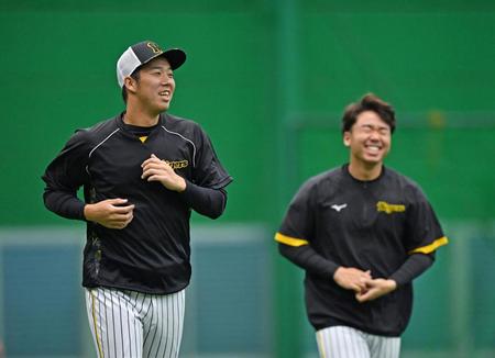 　村上（右）と談笑しながらアップする青柳（撮影・中田匡峻）