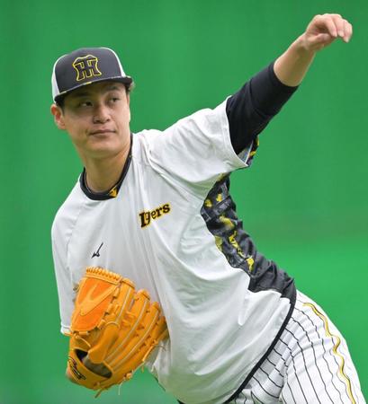 　キャッチボールをして調整する大竹（撮影・立川洋一郎）