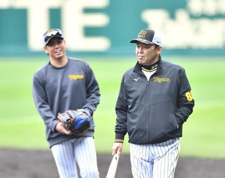　梅野（左）に言葉をかけた岡田監督（撮影・中田匡峻）