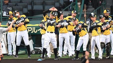 　「ウル虎の夏」ユニホームでアップする阪神・佐藤輝明ら阪神ナイン（撮影・飯室逸平）