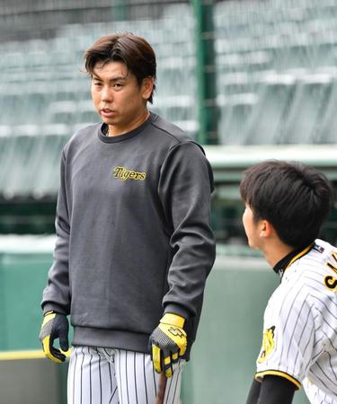 　才木（右）と話す梅野（撮影・中田匡峻）