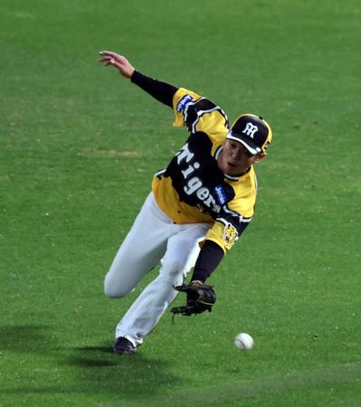 　３回、島田は大城卓の打球にグラブを出すも捕球できず適時三塁打となる（撮影・山口登）