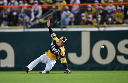 　３回、大城卓の打球を右翼手の島田が捕球出来ず、適時三塁打となる（撮影・中田匡峻）