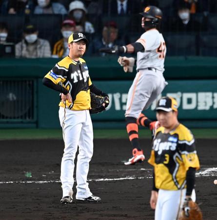 　３回、岡本和のタイムリーで追加点を許し、ぼう然と立ちつくす西勇（撮影・飯室逸平）