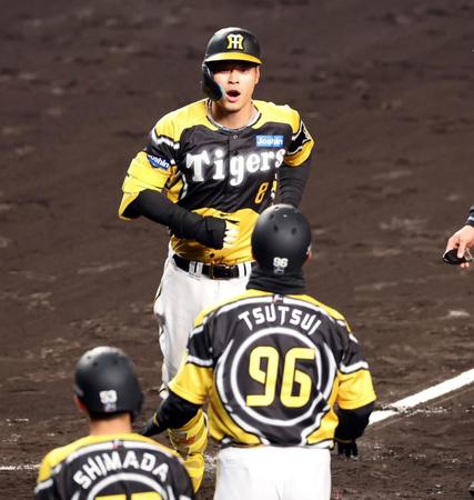 　５回、右中間にソロを放ち生還する佐藤輝（撮影・山口登）