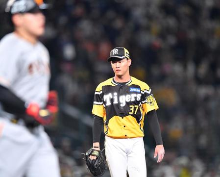 　４回、岡本和（左）を投ゴロに抑えた及川（撮影・中田匡峻）