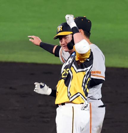 　５回、代打の渡辺諒は左翼線に適時二塁打を放つガッツポーズを見せる（撮影・山口登）